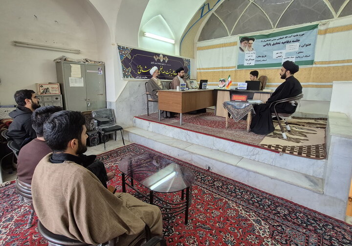 تصاویر/ جلسه دفاعیه تحقیق پایانی طلبه مدرسه علمیه آیت‌الله مدنی کاشانی(ره)