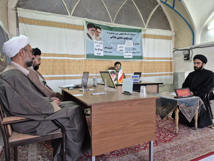 تصاویر/ جلسه دفاعیه تحقیق پایانی طلبه مدرسه علمیه آیت‌الله مدنی کاشانی(ره)