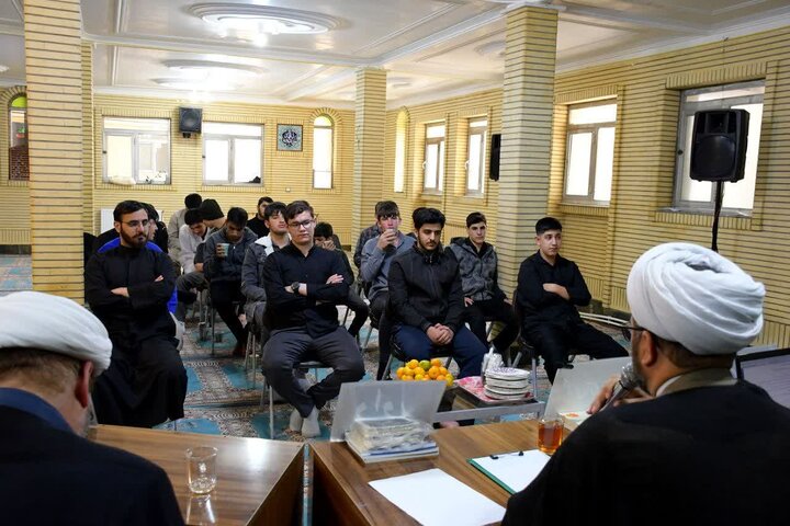 تصاویر/ رگزاری کرسی آزاد اندیشی در مدرسه علمیه رسول اکرم (ص) تکاب