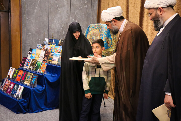 تصاویر/ مراسم رونمایی از ۴۰ جلد کتاب کارگروه «تجربه‌نگاری فرهنگی‌،تبلیغی»