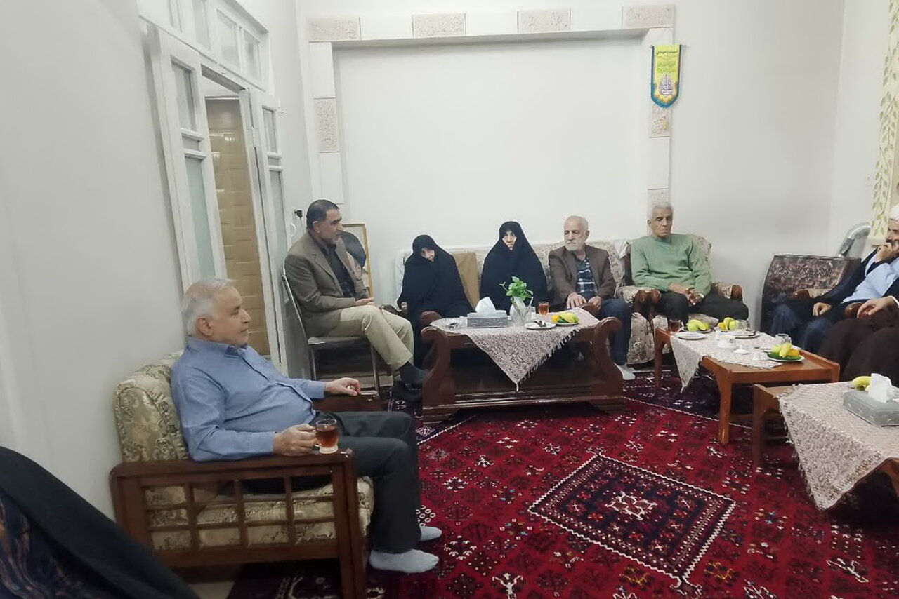 دیدار کارکنان مدرسه علمیه آیت‌الله مصطفوی(ره) کاشان با خانواده شهید علائیان