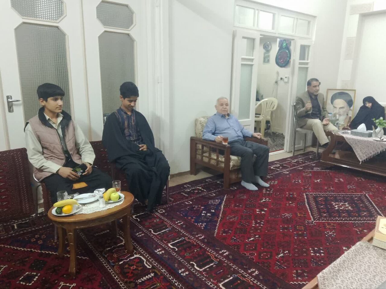 دیدار کارکنان مدرسه علمیه آیت‌الله مصطفوی(ره) کاشان با خانواده شهید علائیان