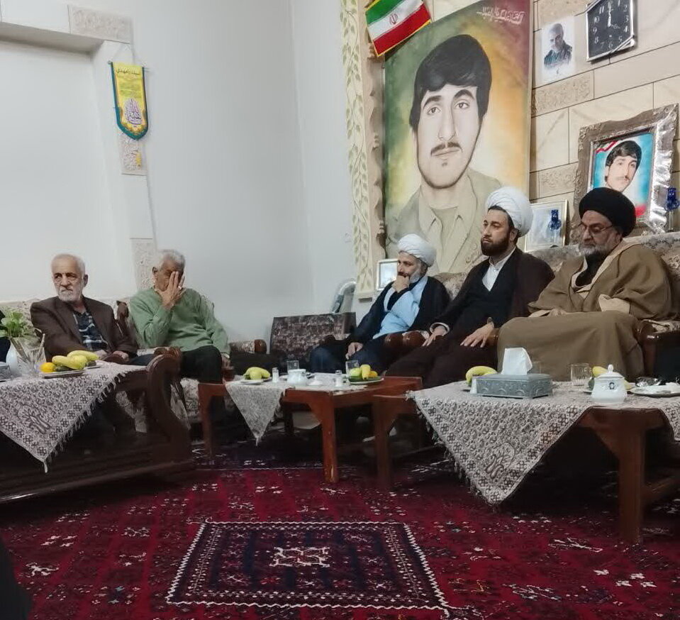 تجلیل مدیر و طلاب مدرسه علمیه آیت‌الله مصطفوی(ره) کاشان از خانواده شهید علائیان+عکس