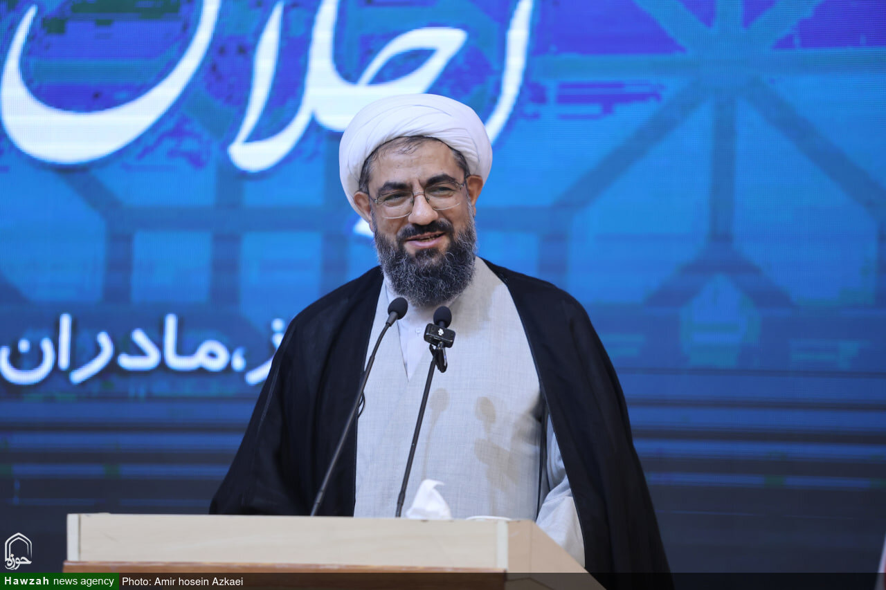 مادر، محور تربیت و آینده‌ساز نسل‌ها است