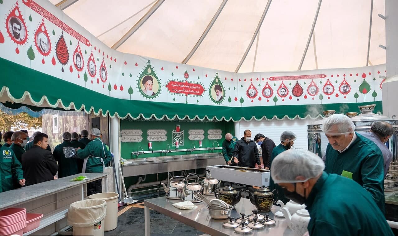 فیلم | خدمت جهادگران حوزه علمیه استان قزوین در چایخانه حرم امام رضا (ع)