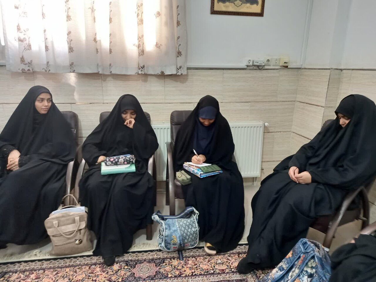 تصاویر/ برگزاری نشست تخصصی "آرایش‌های نوظهور و احکام شرعی" در مدرسه علمیه ریحانه النبی(س) رفسنجان