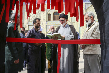 تصاویر/ افتتاح نمایشگاه یاس کبود در حرم مطهر سیدعلاالدین حسین(ع)