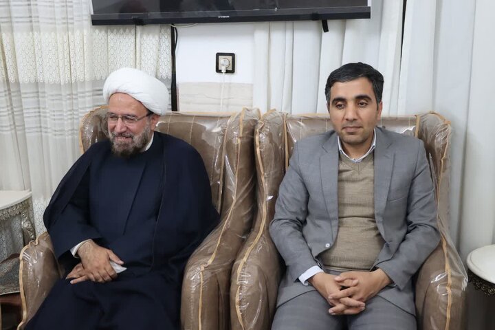 تصاویر/ دیدار صمیمانه امام جمعه شهرستان اشکذر با یکی از اعضای ستاد نمازجمعه