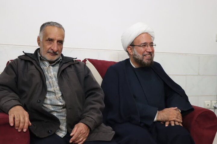 تصاویر/ دیدار صمیمانه امام جمعه شهرستان اشکذر با یکی از اعضای ستاد نمازجمعه