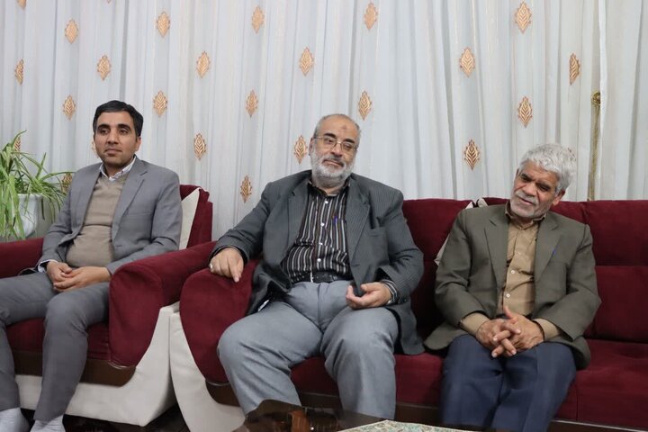 تصاویر/ دیدار صمیمانه امام جمعه شهرستان اشکذر با یکی از اعضای ستاد نمازجمعه