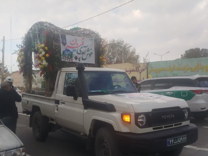 تصاویر/استقبال طلاب و اساتید مدرسه علمیه کوثر زرندیه از پیکر مطهر شهید گمنام