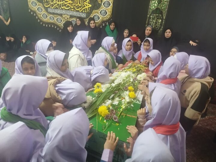 تصاویر/استقبال طلاب و اساتید مدرسه علمیه کوثر زرندیه از پیکر مطهر شهید گمنام