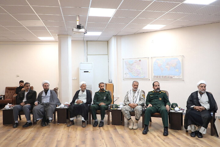 تصاویر/ دیدار فرمانده تیپ مستقل امام جعفر صادق(ع) با آیت الله اعرافی