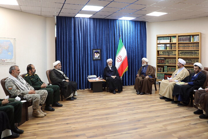 تصاویر/ دیدار فرمانده تیپ مستقل امام جعفر صادق(ع) با آیت الله اعرافی