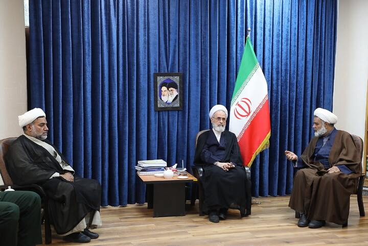 تصاویر/ دیدار فرمانده تیپ مستقل امام جعفر صادق(ع) با آیت الله اعرافی