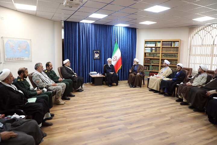 تصاویر/ دیدار فرمانده تیپ مستقل امام جعفر صادق(ع) با آیت الله اعرافی