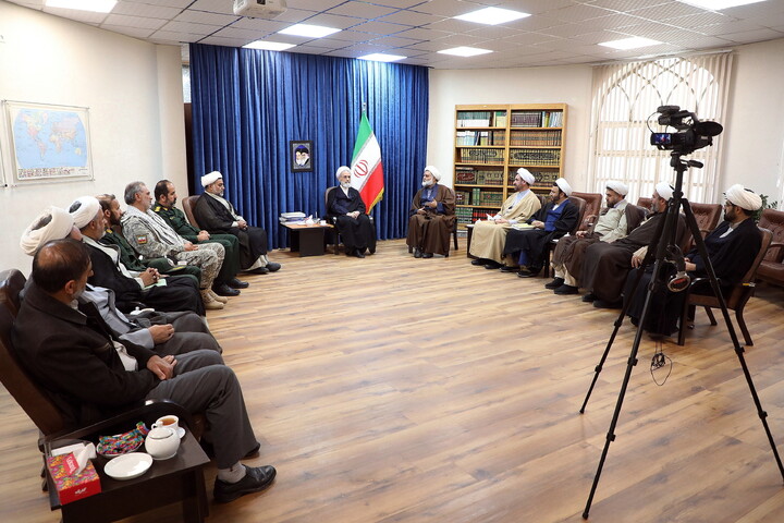 تصاویر/ دیدار فرمانده تیپ مستقل امام جعفر صادق(ع) با آیت الله اعرافی