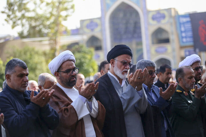 تصاویر| اقامه نماز باران در سومین حرم اهل بیت(ع)