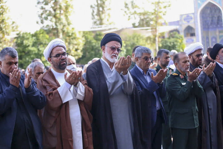 تصاویر| اقامه نماز باران در سومین حرم اهل بیت(ع)