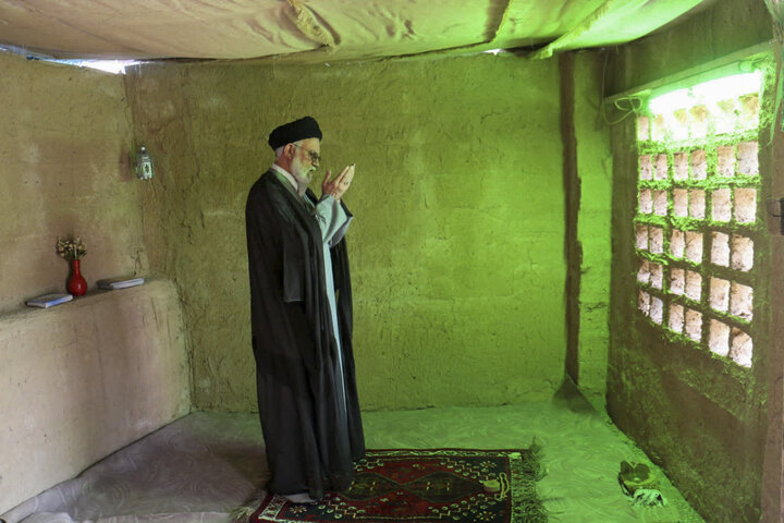 تصاویر| افتتاح نمایشگاه یاس کبود در حرم مطهر سیدعلاالدین حسین(ع)