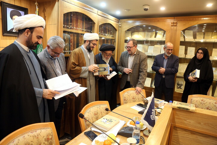 تصاویر/ رونمایی از کتاب تاریخ شفاهی کتابخانه آیت‌الله بروجردی با حضور معاونت پژوهش حوزه