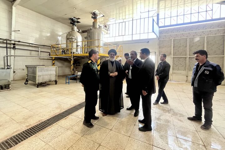 تصاویر/ بازدید امام جمعه بافق از کارخانه تولید فراورده‌های خرمای زرین خرمای ممتاز بافق