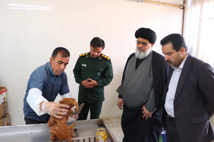 تصاویر/ بازدید امام جمعه بافق از کارخانه تولید فراورده‌های خرمای زرین خرمای ممتاز بافق