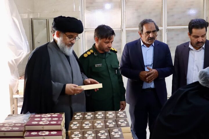 تصاویر/ بازدید امام جمعه بافق از کارخانه تولید فراورده‌های خرمای زرین خرمای ممتاز بافق