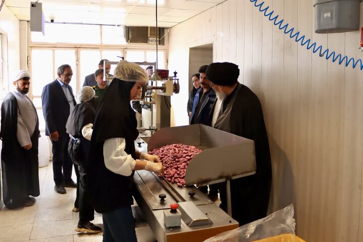 تصاویر/ بازدید امام جمعه بافق از کارخانه تولید فراورده‌های خرمای زرین خرمای ممتاز بافق