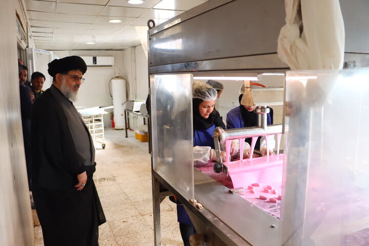 تصاویر/ بازدید امام جمعه بافق از کارخانه تولید فراورده‌های خرمای زرین خرمای ممتاز بافق