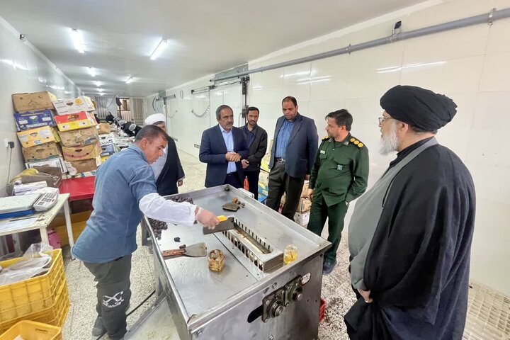 تصاویر/ بازدید امام جمعه بافق از کارخانه تولید فراورده‌های خرمای زرین خرمای ممتاز بافق