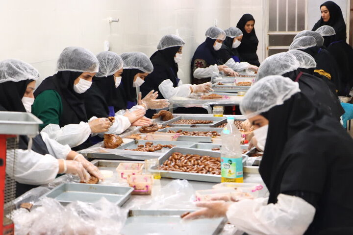 تصاویر/ بازدید امام جمعه بافق از کارخانه تولید فراورده‌های خرمای زرین خرمای ممتاز بافق