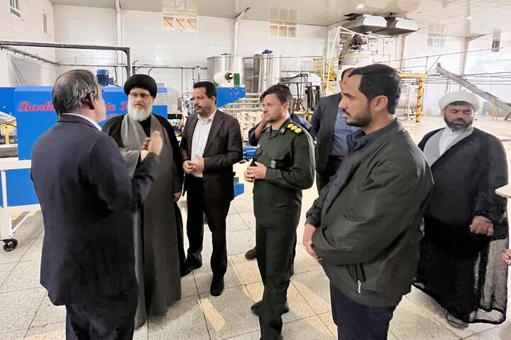 تصاویر/ بازدید امام جمعه بافق از کارخانه تولید فراورده‌های خرمای زرین خرمای ممتاز بافق