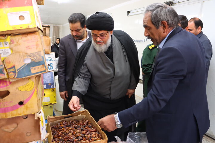 تصاویر/ بازدید امام جمعه بافق از کارخانه تولید فراورده‌های خرمای زرین خرمای ممتاز بافق