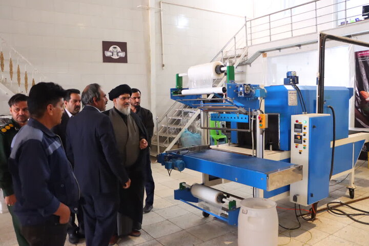 تصاویر/ بازدید امام جمعه بافق از کارخانه تولید فراورده‌های خرمای زرین خرمای ممتاز بافق