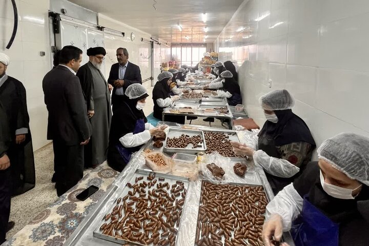 تصاویر/ بازدید امام جمعه بافق از کارخانه تولید فراورده‌های خرمای زرین خرمای ممتاز بافق