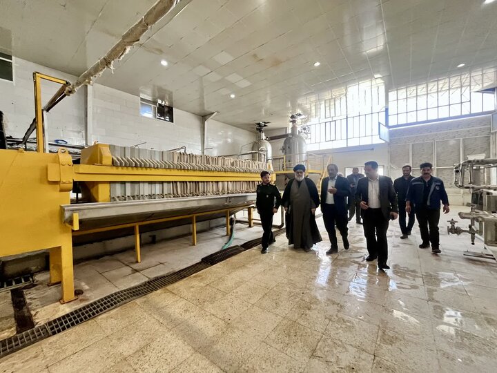تصاویر/ بازدید امام جمعه بافق از کارخانه تولید فراورده‌های خرمای زرین خرمای ممتاز بافق
