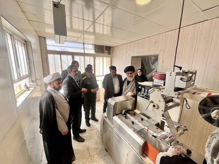 تصاویر/ بازدید امام جمعه بافق از کارخانه تولید فراورده‌های خرمای زرین خرمای ممتاز بافق