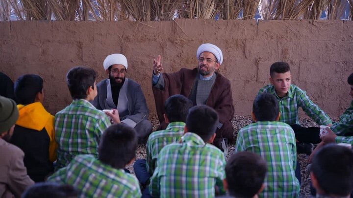 سخنرانی یکی از طلاب برگزارکننده نمایشگاه درباره بخش‌های مختلف برنامه و محتوای مرتبط با ایام فاطمیه.