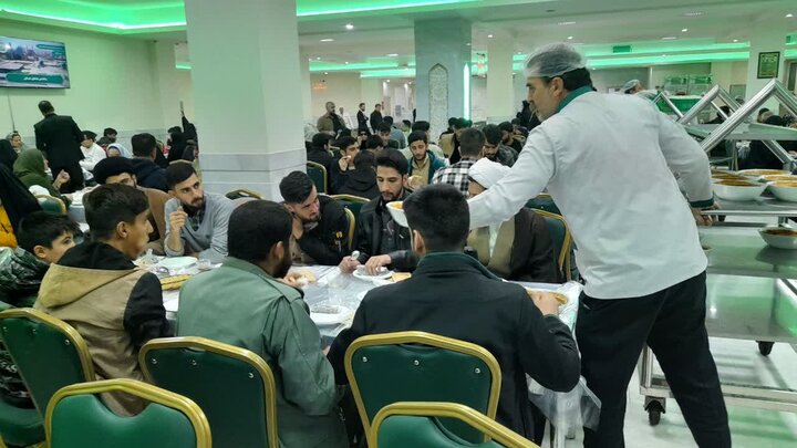 تصاویر/ صرف صبحانه طلاب مدرسه علمیه امام صادق (ع) بیجار در مهمانسرای حرم رضوی