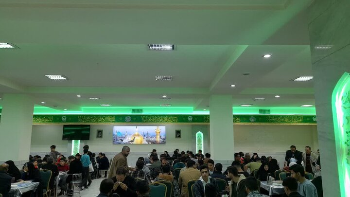 تصاویر/ صرف صبحانه طلاب مدرسه علمیه امام صادق (ع) بیجار در مهمانسرای حرم رضوی