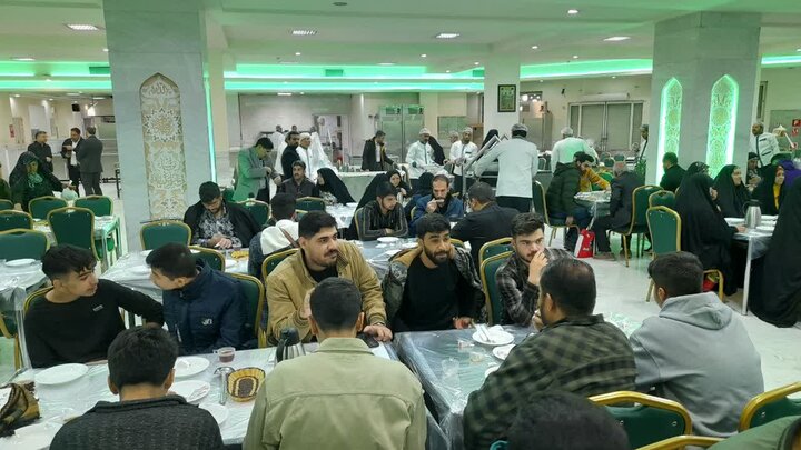 تصاویر/ صرف صبحانه طلاب مدرسه علمیه امام صادق (ع) بیجار در مهمانسرای حرم رضوی