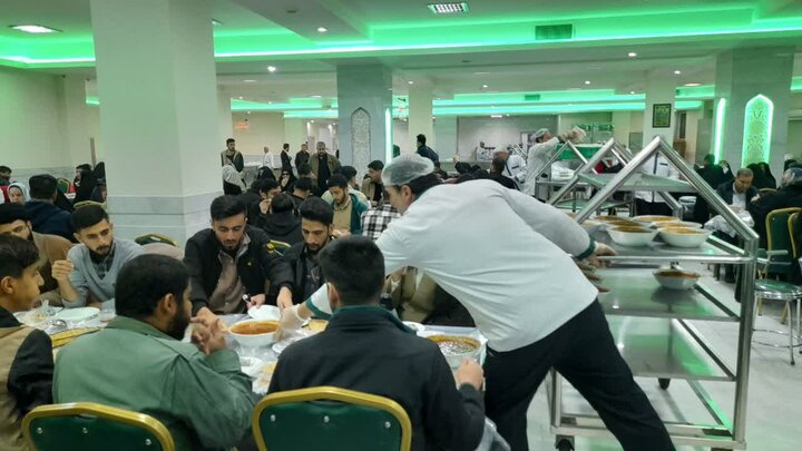 تصاویر/ صرف صبحانه طلاب مدرسه علمیه امام صادق (ع) بیجار در مهمانسرای حرم رضوی