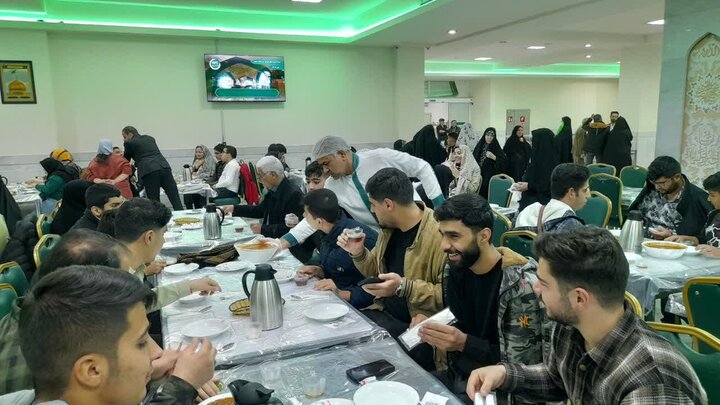 تصاویر/ صرف صبحانه طلاب مدرسه علمیه امام صادق (ع) بیجار در مهمانسرای حرم رضوی