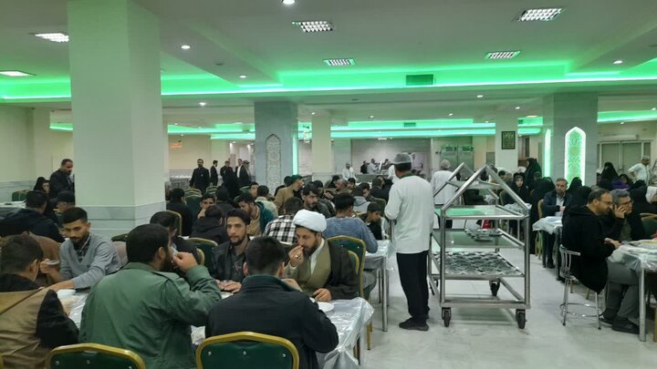 تصاویر/ صرف صبحانه طلاب مدرسه علمیه امام صادق (ع) بیجار در مهمانسرای حرم رضوی