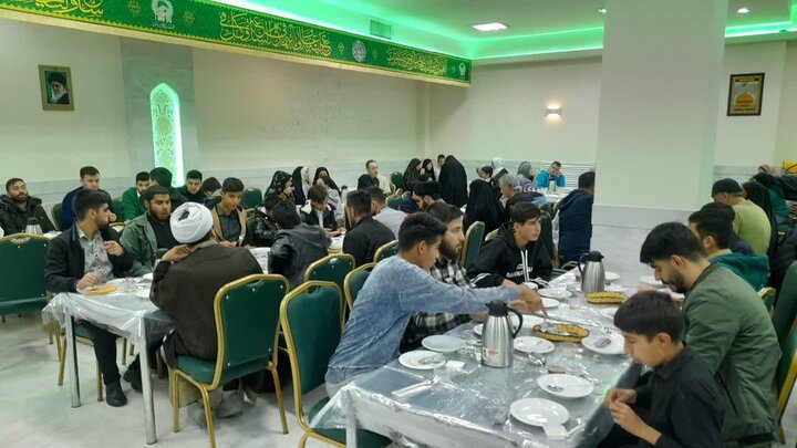 تصاویر/ صرف صبحانه طلاب مدرسه علمیه امام صادق (ع) بیجار در مهمانسرای حرم رضوی