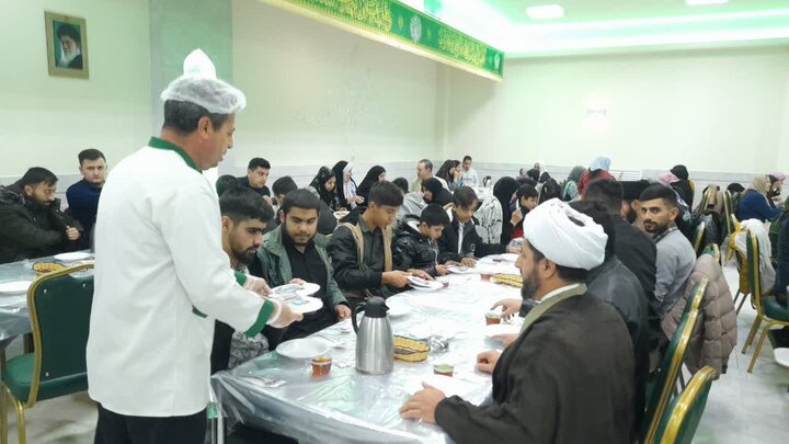 تصاویر/ صرف صبحانه طلاب مدرسه علمیه امام صادق (ع) بیجار در مهمانسرای حرم رضوی