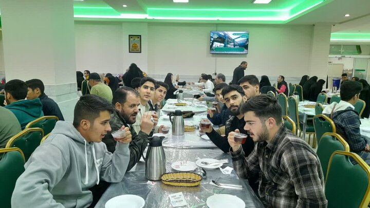 تصاویر/ صرف صبحانه طلاب مدرسه علمیه امام صادق (ع) بیجار در مهمانسرای حرم رضوی