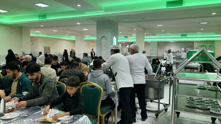 تصاویر/ صرف صبحانه طلاب مدرسه علمیه امام صادق (ع) بیجار در مهمانسرای حرم رضوی