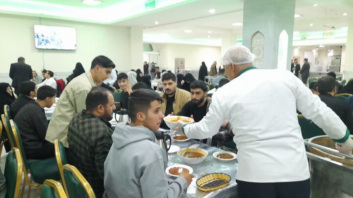 تصاویر/ صرف صبحانه طلاب مدرسه علمیه امام صادق (ع) بیجار در مهمانسرای حرم رضوی